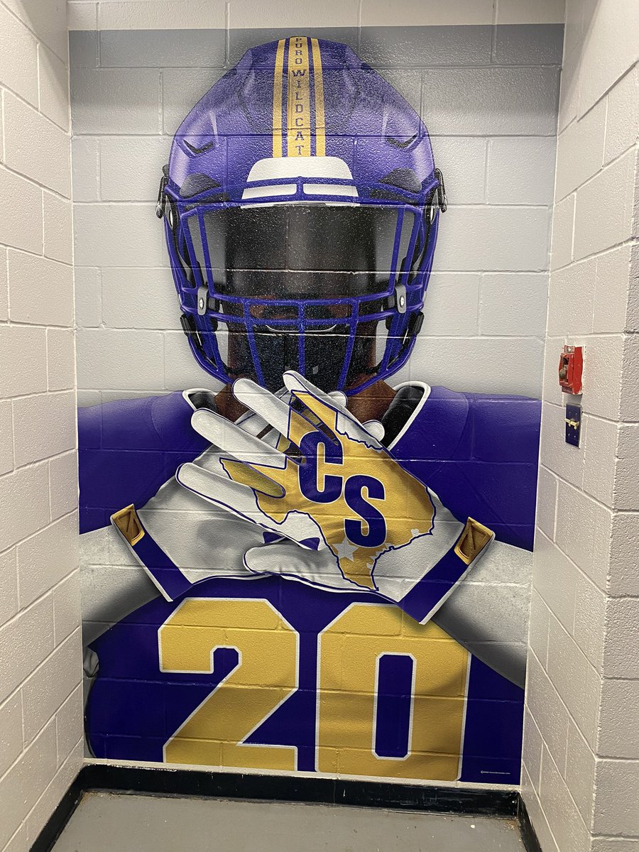 CoachEscobar45's tweet photo. Coaches did a great job of getting our locker rooms ready! #LetsGo #ConAnimo https://t.co/yf9xc8NpVG