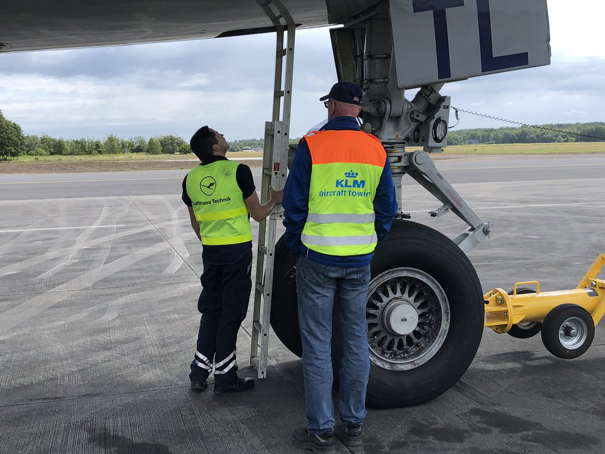 Vandaag zijn de vijf nieuwe parkeerplaatsen voor vliegtuigen op Twente Airport geopend door Jeroen Diepemaat, wethouder van de Gemeente Enschede. Mooie samenwerking met Strukton!
