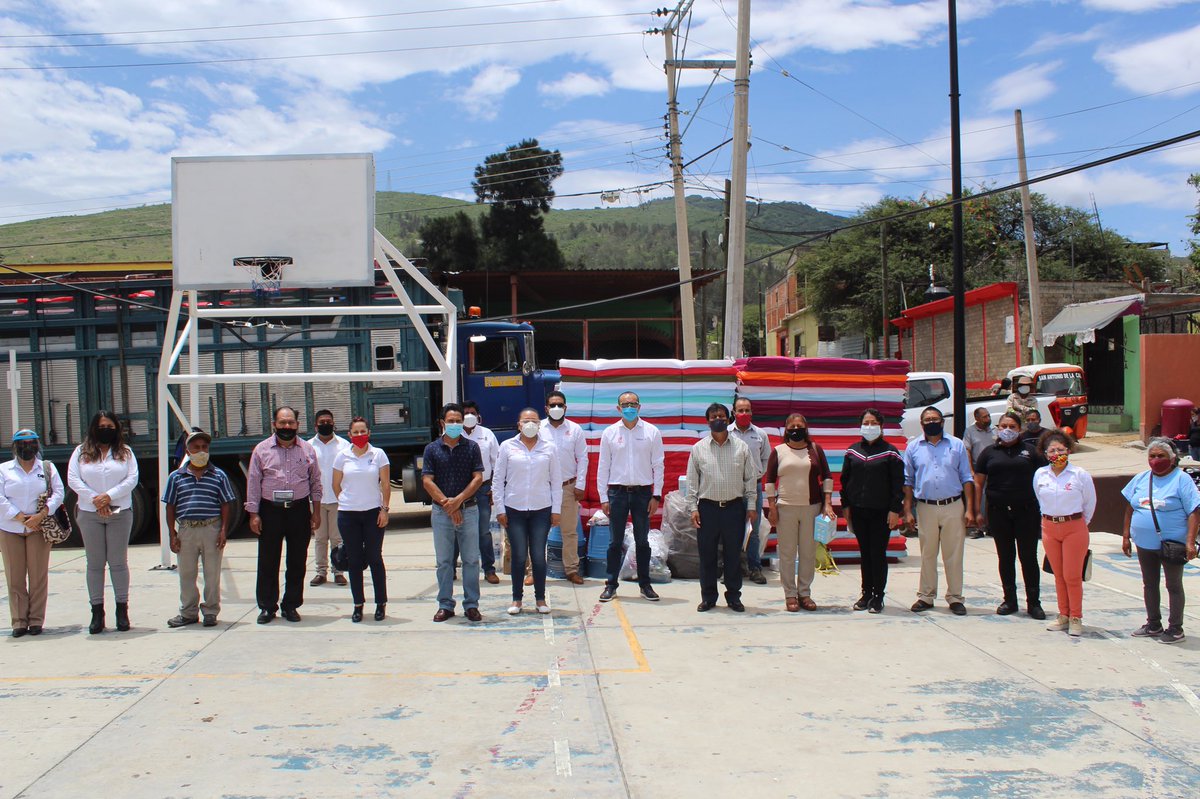 AlfonsoAngelVa2's tweet photo. Debido a que #SanAntoniodelaCal se encuentra en decretaria de emergencia por al pasado sismo del 23 de junio, la delegada de @CEPCO_GobOax y el director general de @COBAO_GobOax, en representación del Gobernador del Estado, entregó insumos que serán en beneficio de las familias. https://t.co/Udpfx2rEcT