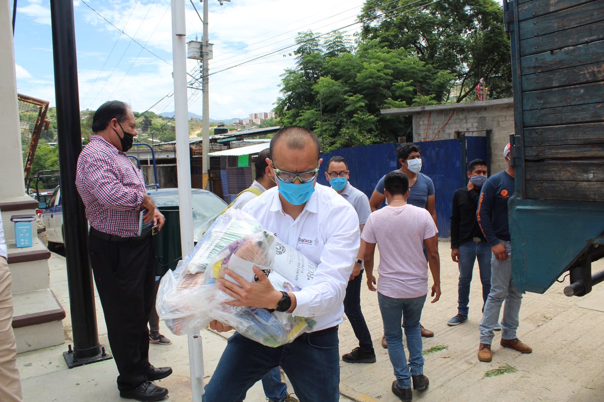 AlfonsoAngelVa2's tweet photo. Debido a que #SanAntoniodelaCal se encuentra en decretaria de emergencia por al pasado sismo del 23 de junio, la delegada de @CEPCO_GobOax y el director general de @COBAO_GobOax, en representación del Gobernador del Estado, entregó insumos que serán en beneficio de las familias. https://t.co/Udpfx2rEcT