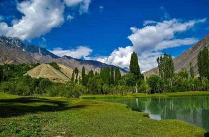 InayatRAbdali's tweet photo. پاکستانی میڈیا گلگت بلتستان کے مسائل پہ بات کرنے کے لیے تیار نہیں مگر یہاں کی خوبصورت وادیوں کو چیخ چیخ کر اپنا کردانتے نہیں تھکتے۔ شرم تم کو مگر نہیں آتی
@aaj_urdu
@arynewsud
#StudentOrganizingCommitteeGhizer #Internet4GilgitBaltistan
#انٹرنیٹ_سب_کیلئے
#YouthWantsInternet4All https://t.co/3XUX3nd2q5