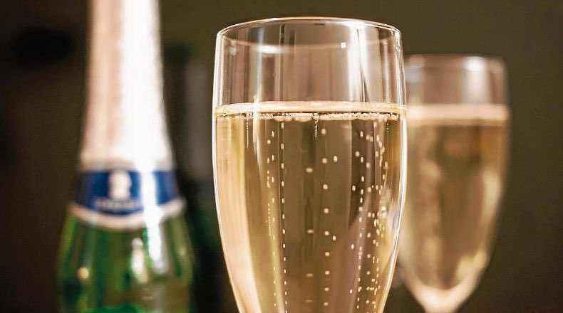 eisommelier's tweet photo. #Cava es una Denominación de Origen Protegida (DOP) de vino espumoso español que es elaborado mediante el método tradicional.🍾🥂

#espumoso #brindaconcava
#summer #newnormal
#IIcursointernacionalsommelier #escuelainternacionalsommelier #eis #sommelierpiedadfernandez https://t.co/ij6b0Nls5k
