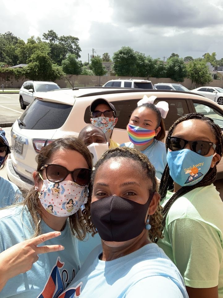 shinebrightPat's tweet photo. Our parents came out to pick up their student’s backpack and was greeted by these lovely faces! Thank you @GarciaLeza_AISD well done! Our lightning bugs are ready to sail away with Primary!!! @SailAway_AISD @SVann_AldineISD @RosalindBurns9 @Msreboot2020A @edventure_AISD https://t.co/39LjTuYUEh