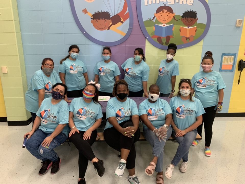 shinebrightPat's tweet photo. Our parents came out to pick up their student’s backpack and was greeted by these lovely faces! Thank you @GarciaLeza_AISD well done! Our lightning bugs are ready to sail away with Primary!!! @SailAway_AISD @SVann_AldineISD @RosalindBurns9 @Msreboot2020A @edventure_AISD https://t.co/39LjTuYUEh