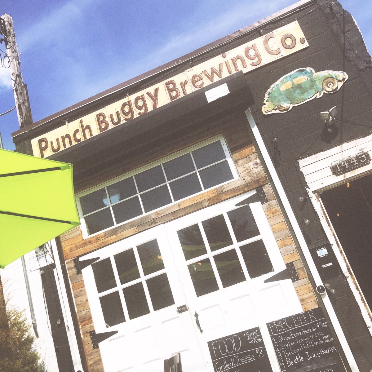 damonabnormal's tweet photo. Good spot to have beers without the crowds of maskless roamers ... #daydrinking #hidingoutside #beers #philadelphia https://t.co/YnjyYvLp3I