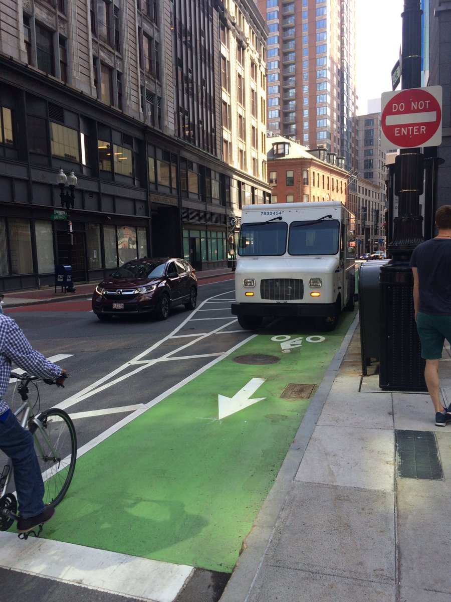 Could flex posts be added to this bike lane painted on Washington St in Downtown Crossing? @universalhub @bostonbtd @massbike @marty_walsh @bostonpwd @bostonbikeunion @edforboston @juliaforboston @wutrain @streetsboston @dtownbostonbid @mattapanviv