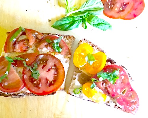 mailchi.mp/wavehillbreads… Happy dance: it's TOMATO season farmers markets are bursting with beautiful local tomatoes. Sandwich time: click for a slew of tomato sandwich inspirations, PLUS new markets to visit. 
#tomato #heirloom #fresh #seeyouatthefarmersmarket #handmade #goodbread