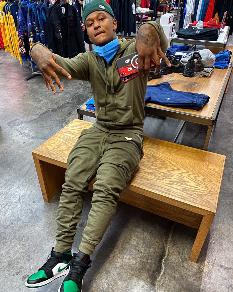 officialbjayy's tweet photo. Go shopping and we spending every dollar 💵 #RipPops🕊 #LongLiveLilE🕊 https://t.co/vnOCxgfy0c