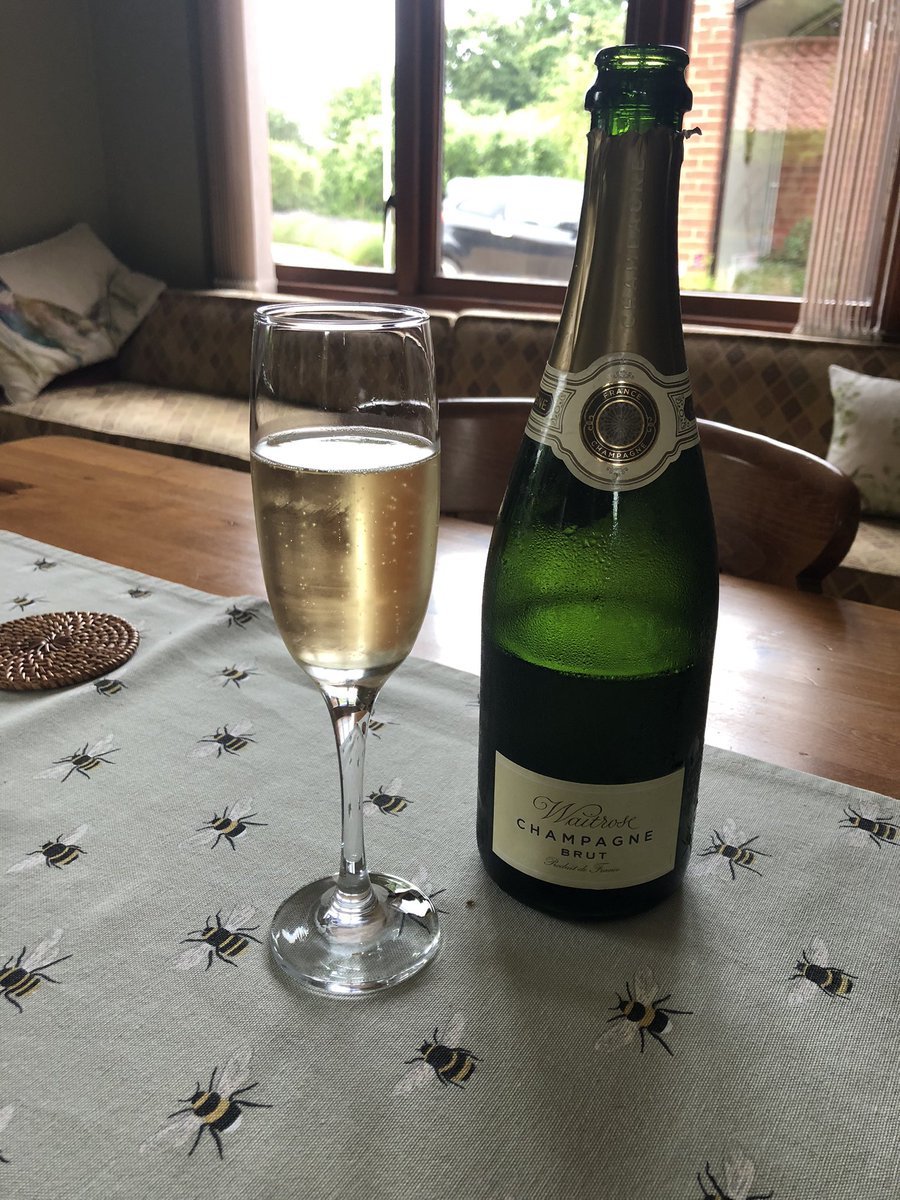 EllieBrook_'s tweet photo. Really pleased to be ending my time at Harper with a First Class Honours Degree in Agri-Food Marketing with Business Studies! Four years have gone in a flash with many highs and lows - now for the next challenge! https://t.co/uMABf5Nt9a