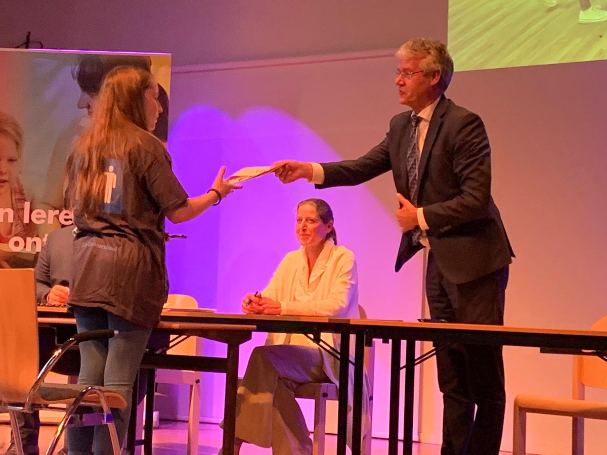 arieslob's tweet photo. In het begin van mijn ministerschap vanwege droevige omstandigheden contact gekregen met VSO J.H. Donnerschool, locatie De Glind. School in mijn hart gesloten. Vanavond op uitnodiging (coronaproof) feest gevierd en bijdrage geleverd aan diplomauitreiking. https://t.co/ndAs9dVuCD
