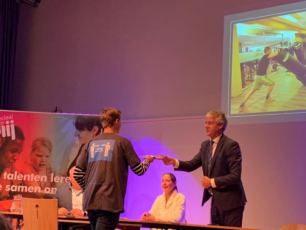 arieslob's tweet photo. In het begin van mijn ministerschap vanwege droevige omstandigheden contact gekregen met VSO J.H. Donnerschool, locatie De Glind. School in mijn hart gesloten. Vanavond op uitnodiging (coronaproof) feest gevierd en bijdrage geleverd aan diplomauitreiking. https://t.co/ndAs9dVuCD