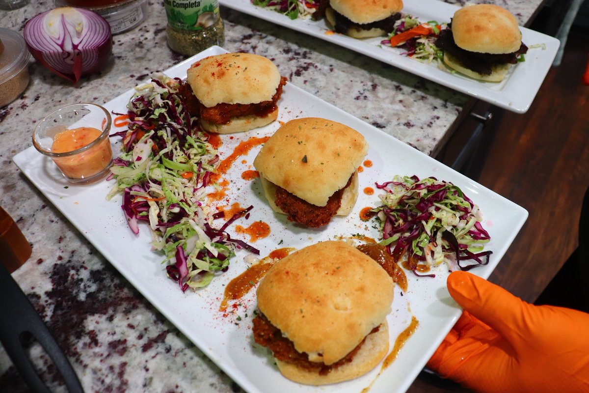 CAboveandbeyond's tweet photo. My Asian-style Beef short rib sliders stuffed in between a warm yeast roll 👨🏾‍🍳 #atlantachef #chefmarcus #BlackOutTuesday #BLACKOUTDAY2020 #AboveAndBeyond #privatechef #SmallBiz #SmallBusiness https://t.co/zz9Jzmm9Dx