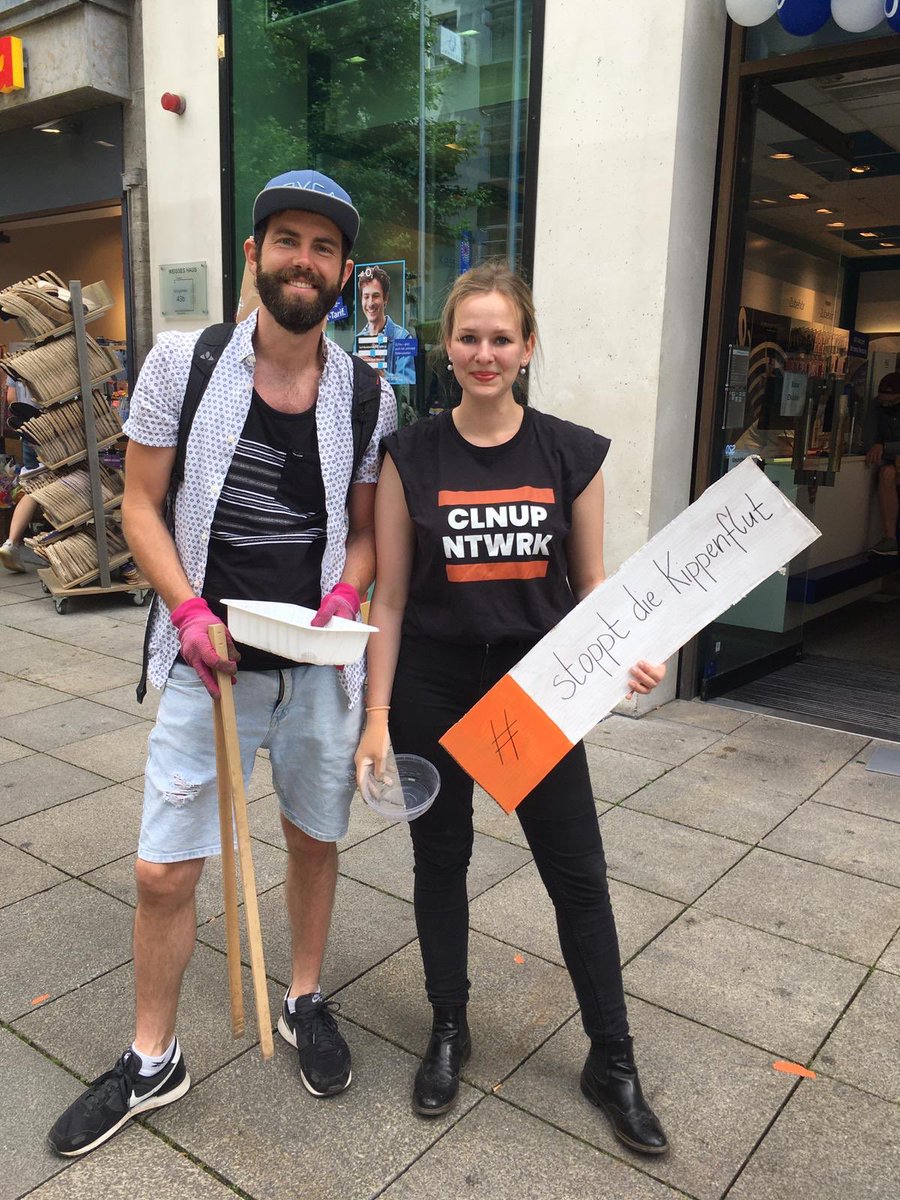 CleanupNetwork's tweet photo. Unsere bundesweite Mitmachaktion #stopptdiekippenflut flankierten wir heute mit einer lokalen Aktion am #Schlossplatz in @stuttgart_stadt. Hunderte haben mitgemacht, Zehntausende haben wir erreicht. Hier gibt es die Live-Galerie: https://t.co/RuhQm3uDSV https://t.co/NbEzc0WBK6