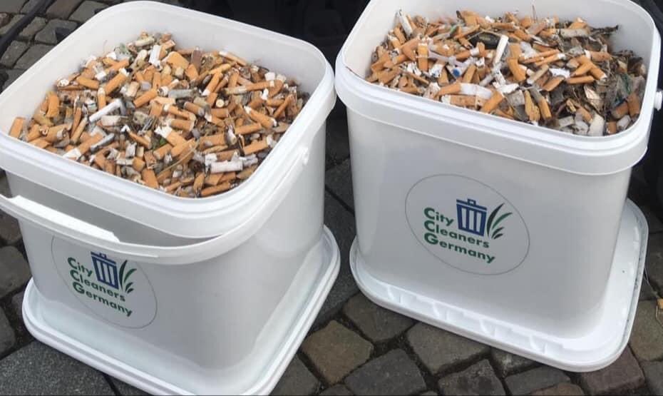 CleanupNetwork's tweet photo. Unsere bundesweite Mitmachaktion #stopptdiekippenflut flankierten wir heute mit einer lokalen Aktion am #Schlossplatz in @stuttgart_stadt. Hunderte haben mitgemacht, Zehntausende haben wir erreicht. Hier gibt es die Live-Galerie: https://t.co/RuhQm3uDSV https://t.co/NbEzc0WBK6