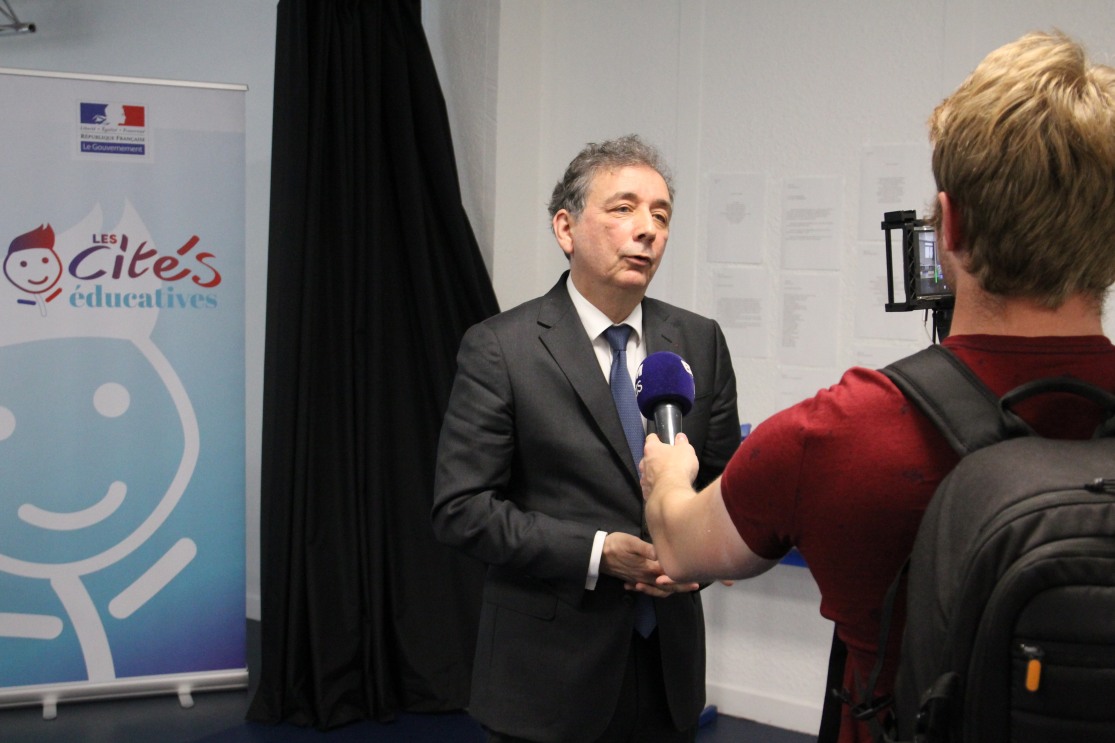 Au collège <a href="/PMF20e/">Collège Pierre Mendes France - Paris 20e</a> d'<a href="/Academie_Paris/">Académie de Paris</a>,Comité de pilotage "cités éducatives" avec le <a href="/Prefet75_IDF/">Préfecture de la région d’Île-de-France</a>,les recteurs <a href="/AcCreteil/">Académie de Créteil</a> <a href="/acversailles/">Académie de Versailles</a>,les acteurs <a href="/education_gouv/">Ministère Éducation nationale</a>, les collectivités territoriales et la députée <a href="/SylvieCharriere/">Sylvie Charrière</a> présidente du comité national d'évaluation des Cités.