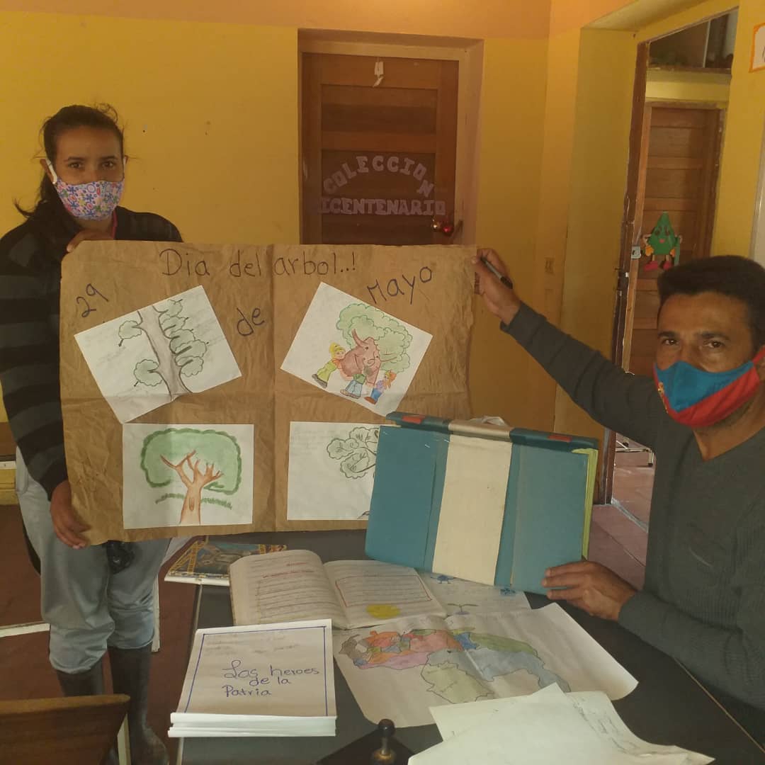 3Educativo's tweet photo. Acompañamiento del Supervisor del Circuito @GianDuque a la @abfical en la entrega de cuadernos, carpetas y/o portafolios por parte de los representantes de Educación Inicial y Primaria #McpioAndresBello #Tachira #CadaFamiliaUnaEscuela @psuvaristobulo @charlychaves @FreddyBernal https://t.co/gaJ4XWbIfR