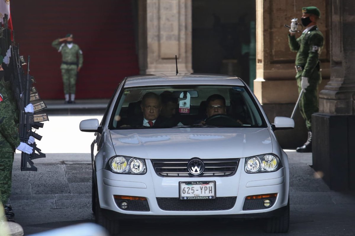 EIJefeDiego's tweet photo. Hola @Claudiashein @LaSEMOVI @VigimoviCDMX.

¿Qué sanción aplica cuando se usan las placas de un automóvil en otro que no es el registrado?

No espero que sancionen al presidente, pero si al que se le hizo "sobreponer" las placas. https://t.co/DRQhtZx5aN