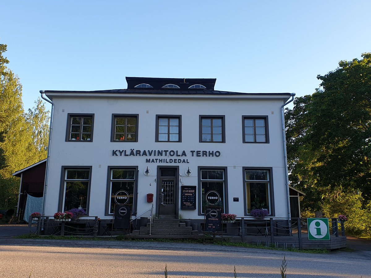 PeltolaPeltsi's tweet photo. Tämä on ravintola. Siinä on myös takapiha ja iso terassialue. Sieltä saa erinomista pizzaa, erilaisia juomia ja vierestä pappagallonjäätelöä. Suosittelen. #Mathildedal https://t.co/MnsMVp2d5h