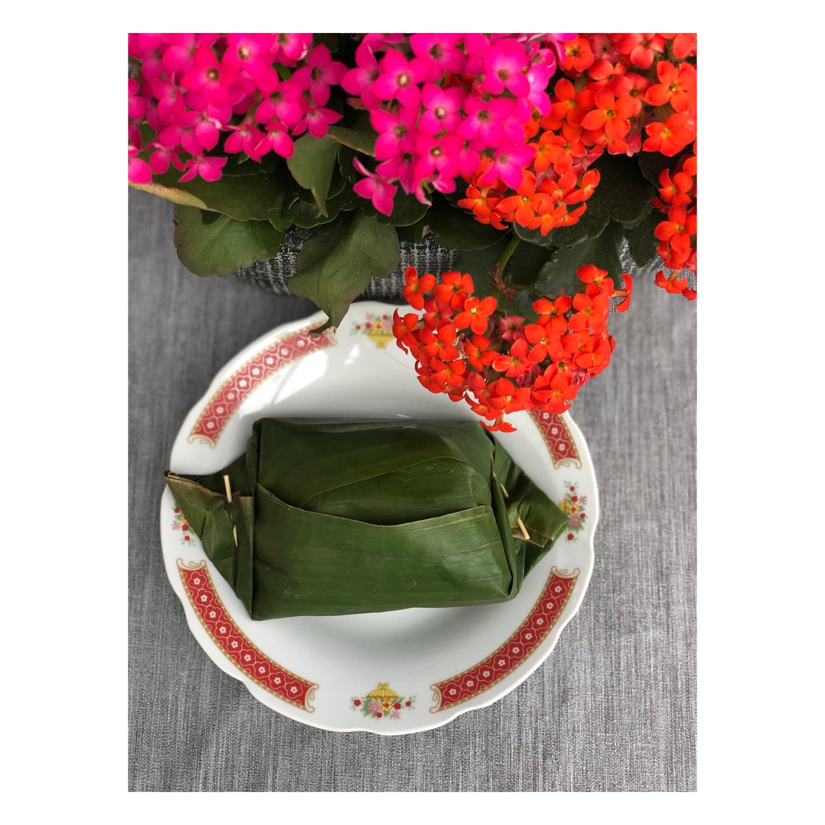 beth13na's tweet image. Nggak bisa mudik ke Indonesia nggak papa, yang penting makannya #nasibungkus pake #tahugoreng dan #sambalpedas 😍 #indonesianfood #vegan