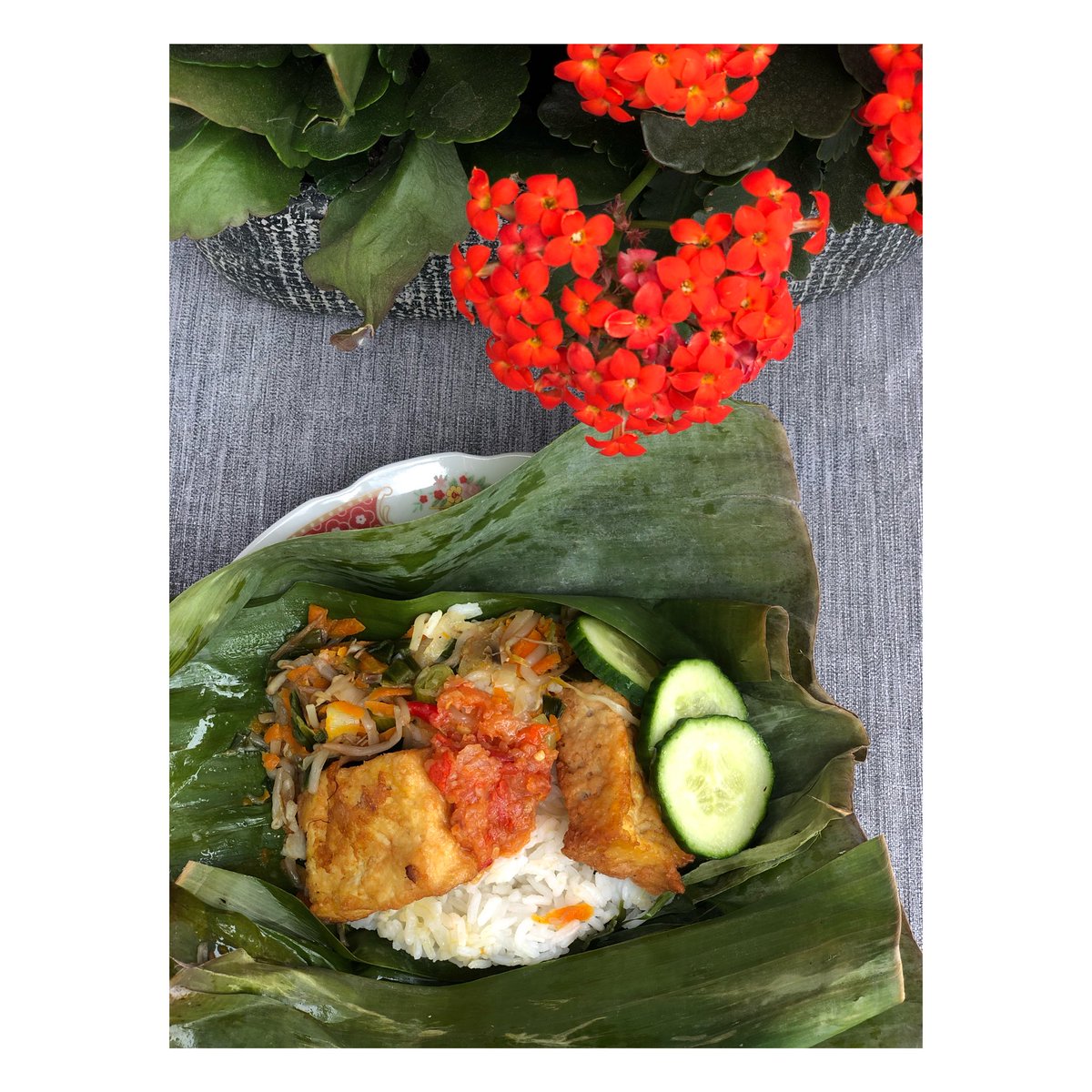 beth13na's tweet image. Nggak bisa mudik ke Indonesia nggak papa, yang penting makannya #nasibungkus pake #tahugoreng dan #sambalpedas 😍 #indonesianfood #vegan