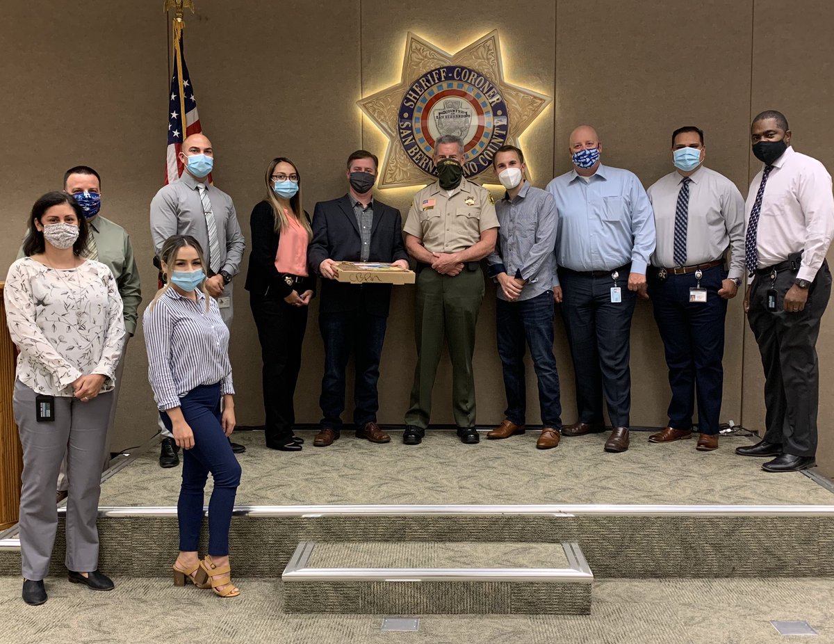 SBCSDdgarcia's tweet photo. Amazing community engagement day! Pastor Gareth and Youth Minister Wayne from Bible Holiness Church #SanBernardino brought pizzas from Pisa Pizza to Public Affairs @sbcountysheriff and @CentralStn. They just wanted to show their appreciation for everything we do! #WeAreGrateful https://t.co/lKlfPbnrpI