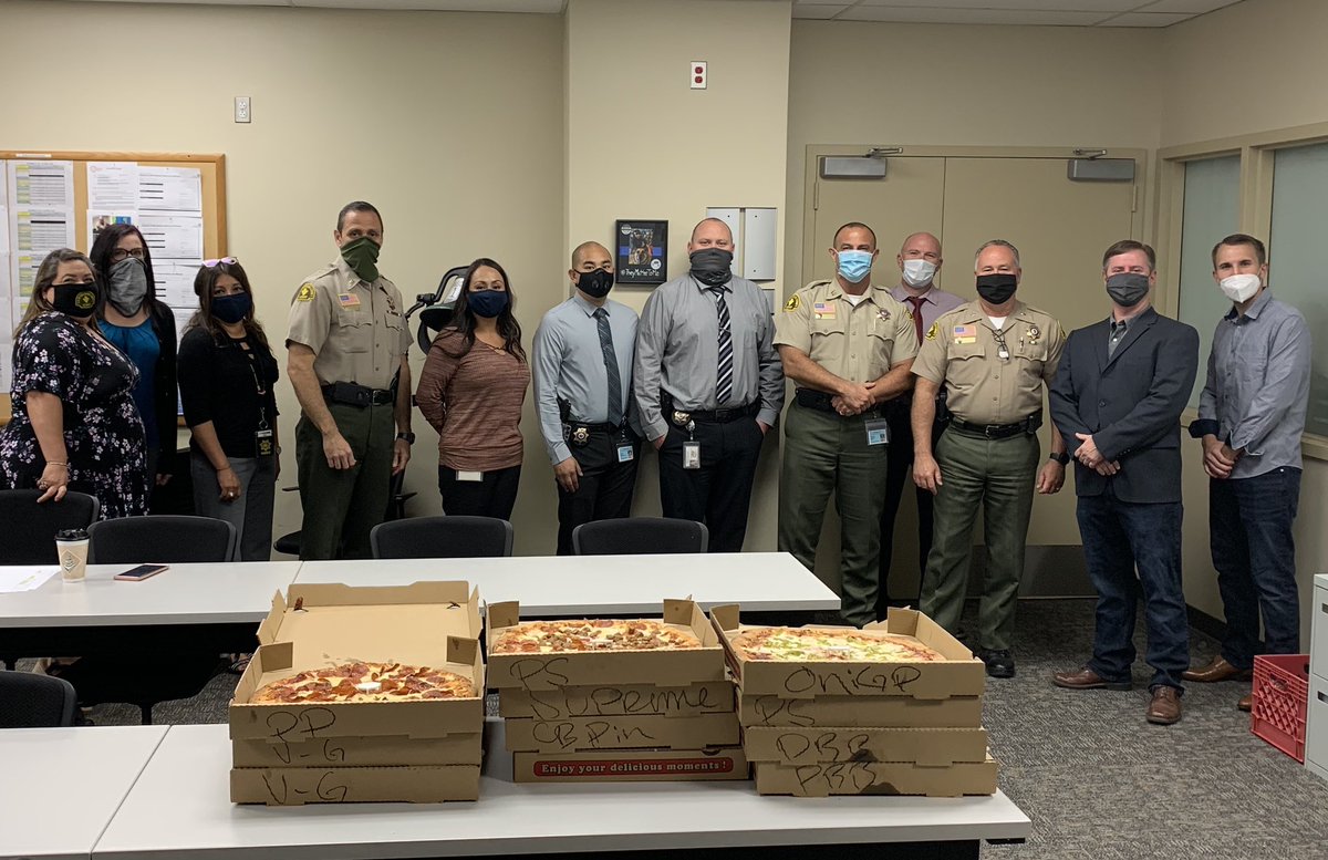 SBCSDdgarcia's tweet photo. Amazing community engagement day! Pastor Gareth and Youth Minister Wayne from Bible Holiness Church #SanBernardino brought pizzas from Pisa Pizza to Public Affairs @sbcountysheriff and @CentralStn. They just wanted to show their appreciation for everything we do! #WeAreGrateful https://t.co/lKlfPbnrpI