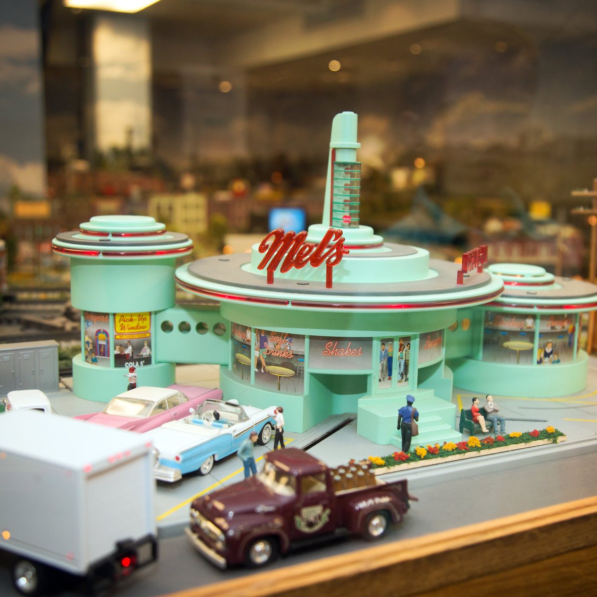 sdmodelrailroad's tweet photo. Before food delivery 🚴 and drive-thrus 🚗 there were drive-in restaurants, where carhops (waitstaff on rollerskates!) served meals to hungry guests waiting in their cars. ​

Our little drive-in is modeled on Mel's Drive-In, a #restaurant founded in San Francisco in 1947! https://t.co/PIws6yk8Nq