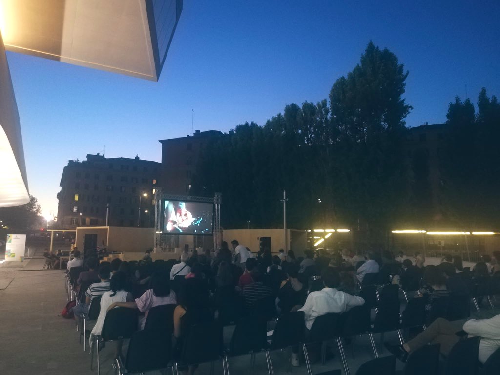 Museo_MAXXI's tweet photo. “Il progetto del Video Essay Film Festival permette di accorciare la forbice tra il cinema pensato, quello che si studia sui libri, e il cinema come prassi, quello che vive chi lavora nel cinema”, @AndreaMinuz per la premiazione di #VEFF in #estatealMAXXI. / con @romacityfest https://t.co/TgylqoiB5g