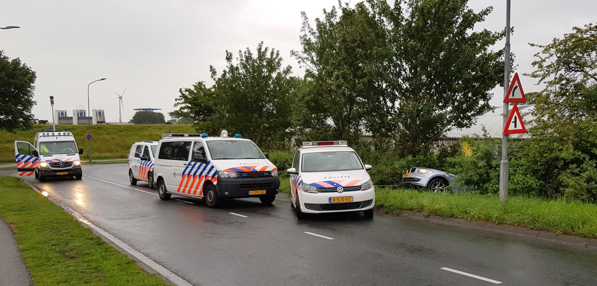 Politie maakt jacht op chauffeur na botsing met politieauto in Enkhuizen..