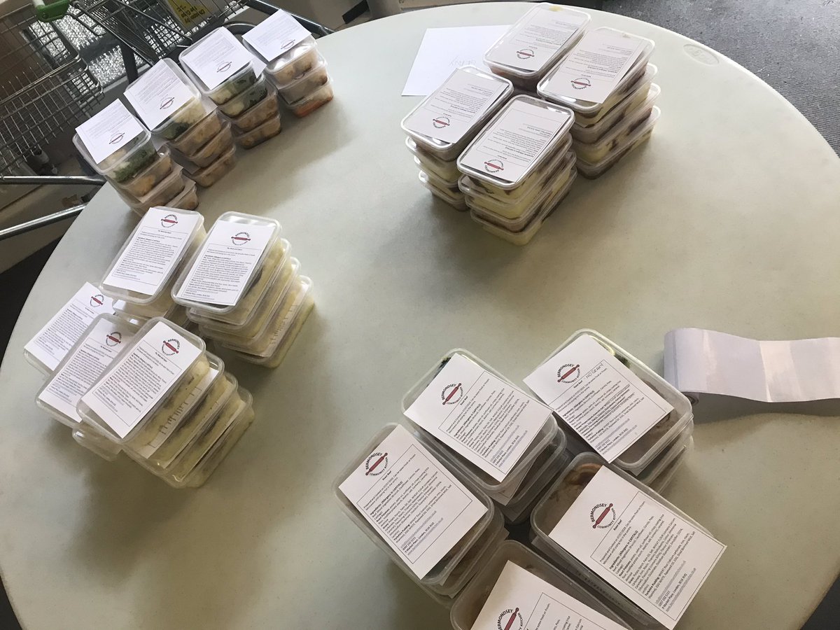 ManorEstateTRA's tweet image. #BoiledBacon #RoastBeef #RoastChicken #PieMashLiquor

All the #favourites today from @BermondseyCK keeping our #vulnerable #community fed with #traditional #homecooking #SE16 #SE1 #Bermondsey #Rotherhithe 
Delivered from @RennieManorHall 
#volunteers always going above &amp;amp; beyond!