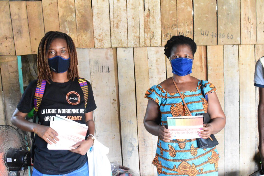 MariamSorelle's tweet photo. Initiative Côte d’Ivoire a procédé ce jour à la remise de 5000 masques aux populations a revenu moyen d’Akouedo. En plus des masques, des violentomètre (outils de mesure des violence)  ont été distribués sous le lead de @EngenderHealth et @LaLigue225 #stopcovid19 #Covid19civ https://t.co/gzGJN9KYGf