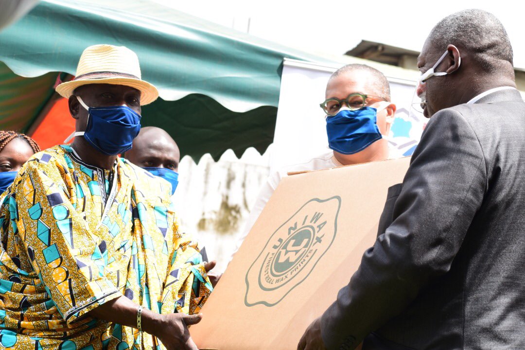 MariamSorelle's tweet photo. Initiative Côte d’Ivoire a procédé ce jour à la remise de 5000 masques aux populations a revenu moyen d’Akouedo. En plus des masques, des violentomètre (outils de mesure des violence)  ont été distribués sous le lead de @EngenderHealth et @LaLigue225 #stopcovid19 #Covid19civ https://t.co/gzGJN9KYGf