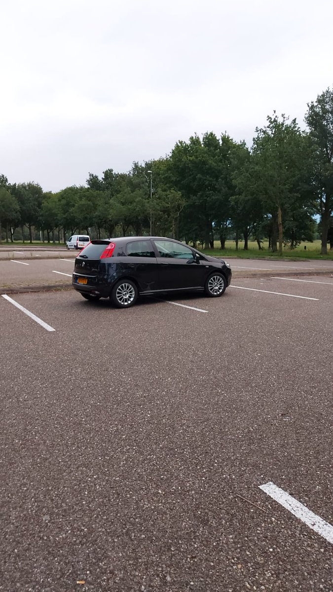 Omdat wij 'binnen de lijntjes' doen zó pré-corona vinden maar we de #anderhalvemetersamenleving toch wél belangrijk vinden, parkeren <a href="/rowenabrinkman/">Rowena Brinkman</a> en <a href="/Noahvanweers/">Noah</a> in #DenHaag zó. 

Hebbie hieâh wat auvâh te zegge, nei? Nâh hâh je mond dan!