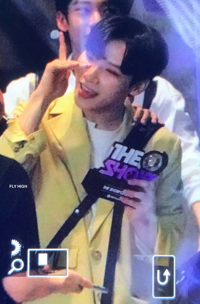 Woojinie6ix's tweet photo. Wong saliendo de The Show con el premio. 😭 Se mira tan feliz! Soy lágrimas.
#AB6IX #에이비식스 #임영민 #전웅 #김동현 #박우진 #이대휘 #TheAnswerFirstWin #TheAnswer1stWin #TheShow #JeonWong #Wong https://t.co/ACHacXZWgE