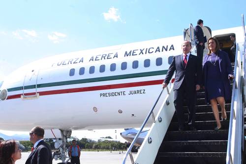 CartonCalderon's tweet image. A ver si tras el desfiguro de Atlanta entendemos: un avión presidencial no es un lujo;  es para que el presidente, sea quien sea,  no llegue a otro país desfajado, arrugado, cansado, y desalojado por agentes de migración como lo vimos, sino como Jefe de Estado representando a 🇲🇽.