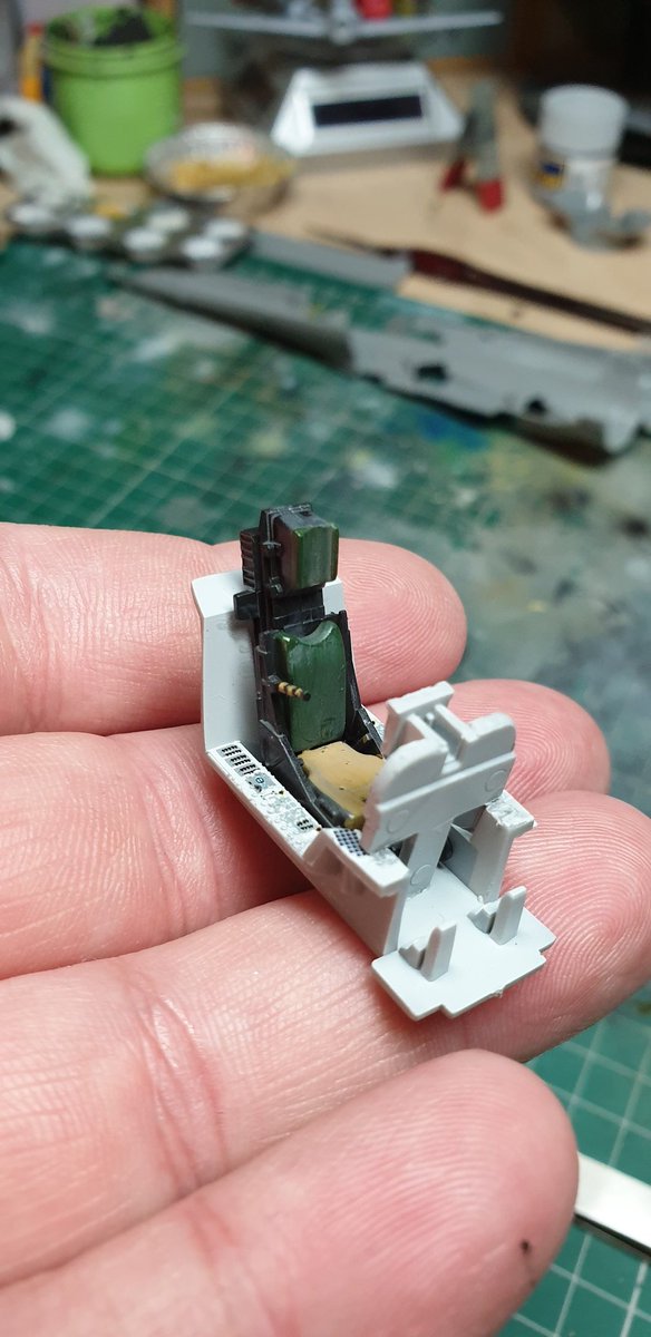 Plastic_Alchem's tweet photo. And another build on the go. Harrier GR Mk 7/9. Cockpit done. #scalemodel #scaleup #modelkit #modelismo #148scale #revell #harrier #harrierjumpjet #orlee #plasmo #scalemodeler #modelcraft #airbrush #scalemodelworld #miniatura, #raf https://t.co/jjw3dDNWfJ