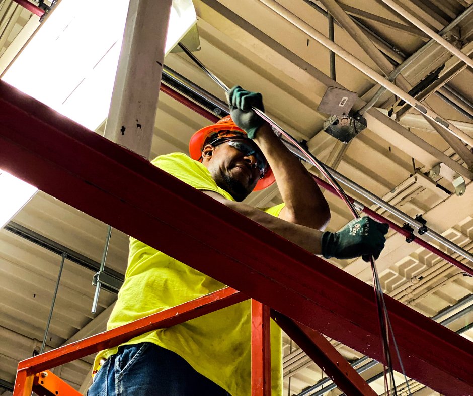 price_electric's tweet photo. #PriceElectricOnLocation: Licensed electrician, Joe Jones, and our Des Moines team have been working at the @DMACCNews's Automotive Building during their recent expansion/remodel.

Leave us a ❤️ if you 👍 the blue conduit!

#DMACCAutomotive #ElectricalContractors #DesMoines https://t.co/GXz9f7O9yY