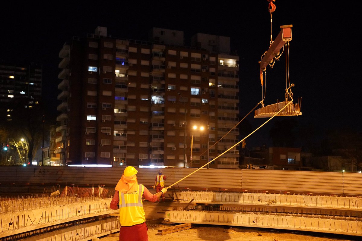 montevideoIM's tweet photo. 🚇 Comenzamos a construir el techo del nuevo túnel de Av. Italia y Centenario. 

🏗 Trabajamos en la noche para no alterar el tránsito durante el día. 

🚘 En setiembre se podrá circular por la parte superior y, en diciembre, por abajo. https://t.co/HsCGVWMzo0