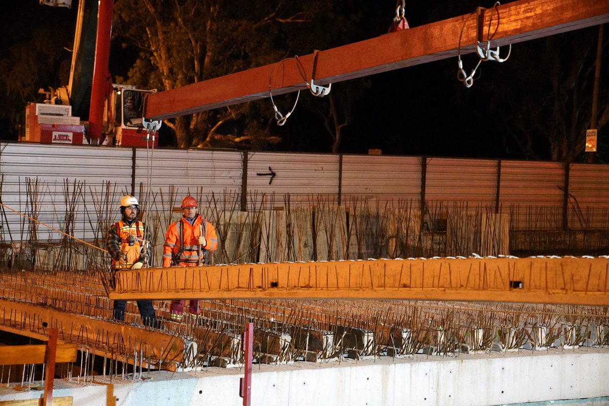 montevideoIM's tweet photo. 🚇 Comenzamos a construir el techo del nuevo túnel de Av. Italia y Centenario. 

🏗 Trabajamos en la noche para no alterar el tránsito durante el día. 

🚘 En setiembre se podrá circular por la parte superior y, en diciembre, por abajo. https://t.co/HsCGVWMzo0