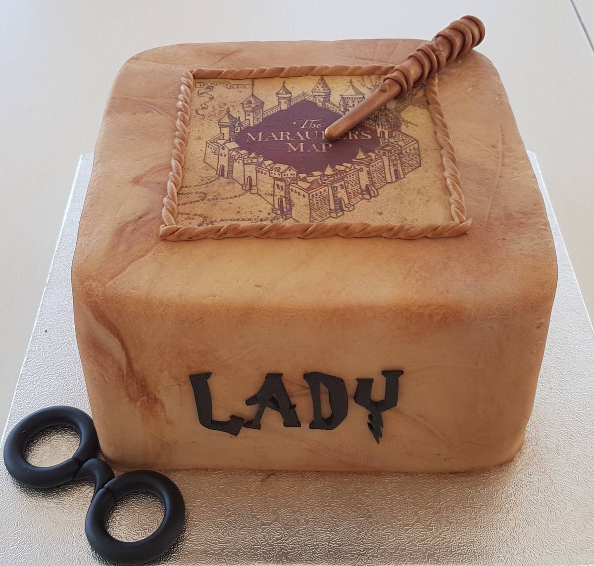 LadySibi's tweet photo. El Sábado volví a celebrar mi #Cumple 🥳(26/04), esta vez #IRL 🥂🏡y Mode #Confinamiento:Off👥🎉y no podía faltar una #Tarta 🎂 de #CakesBy__ME (Ig📸)para soplar velas y pedir deseos✨🥰y qué mejor que el #MapaDelMerodeador 👣en #RedVelvet ❤por la #Lectura 📚de #HarryPotter ⚡🧣 https://t.co/dcetKQu7SR
