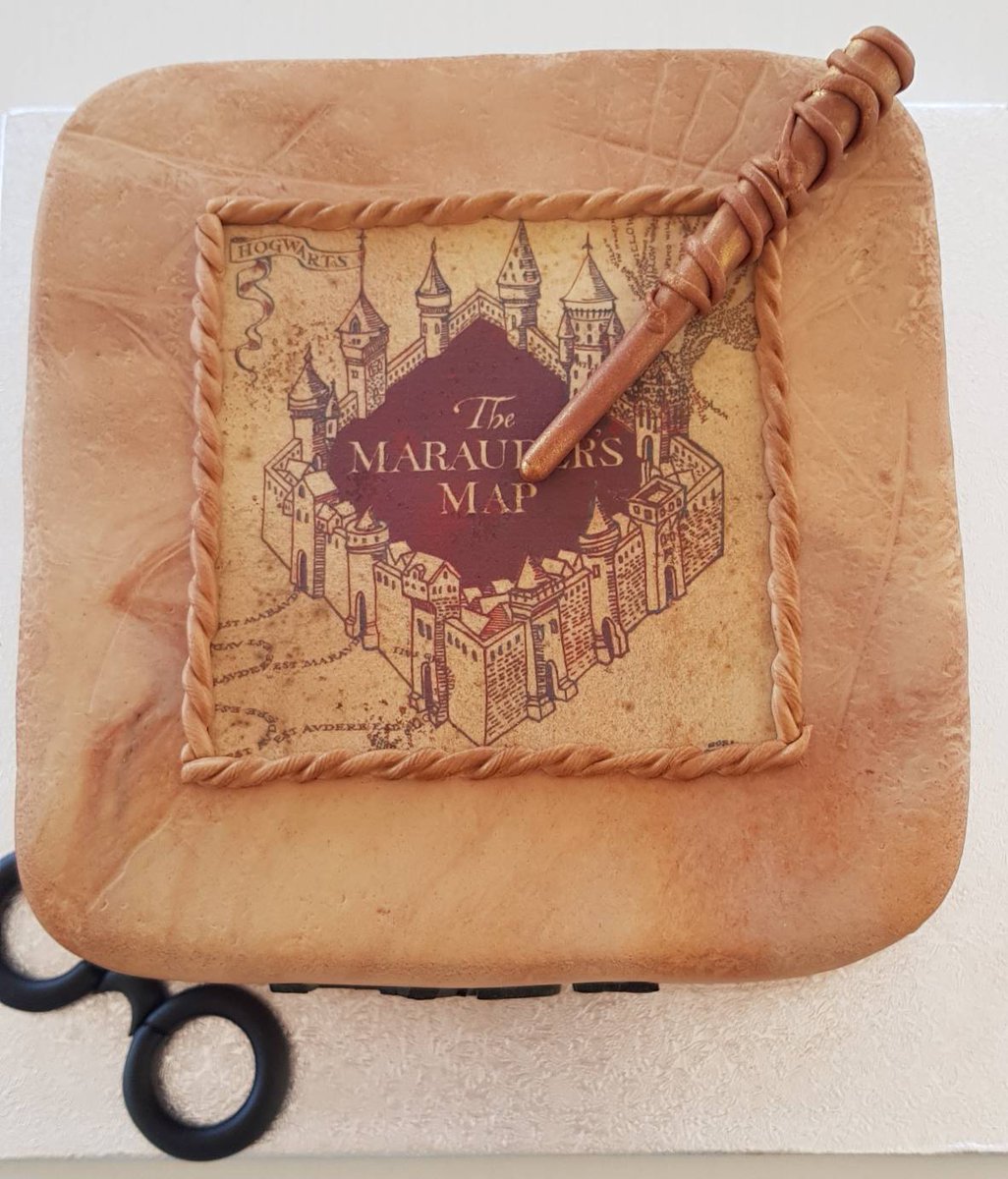 LadySibi's tweet photo. El Sábado volví a celebrar mi #Cumple 🥳(26/04), esta vez #IRL 🥂🏡y Mode #Confinamiento:Off👥🎉y no podía faltar una #Tarta 🎂 de #CakesBy__ME (Ig📸)para soplar velas y pedir deseos✨🥰y qué mejor que el #MapaDelMerodeador 👣en #RedVelvet ❤por la #Lectura 📚de #HarryPotter ⚡🧣 https://t.co/dcetKQu7SR
