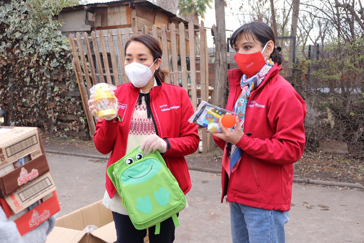 MetroBBNN's tweet photo. [#ChilePropietario] Esta mañana, la Seremi @MagalyRomeroE junto a su par de @MDSSantiago @caterodrigueza visitaron a una familia en la comuna de #PuenteAlto, para entregarles su #TituloDeDominio, siendo desde hoy dueños de su casa #RMdeTodos #BuenasNoticias😊🇨🇱 https://t.co/MTOfZO47zO