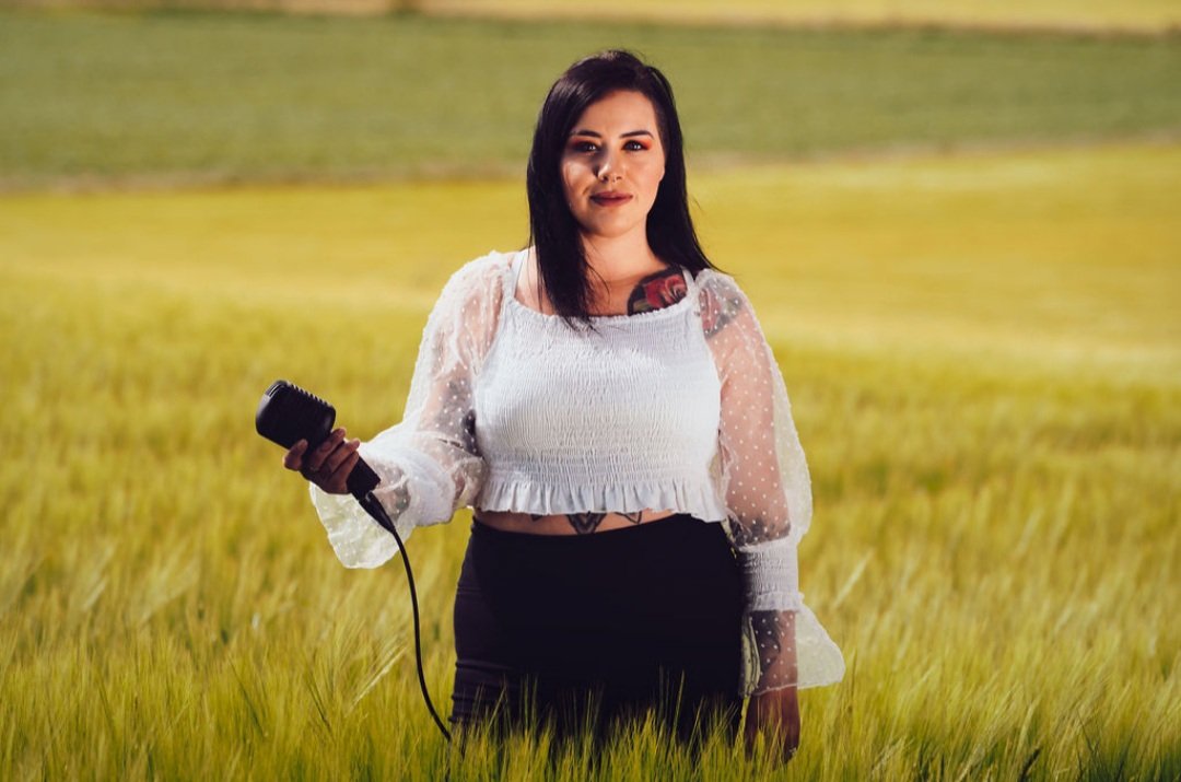 StephGMusic's tweet photo. Photoshoot with the amazing Luke Davies Media. 🌾🌞🌻 https://t.co/5eTPHnDpjZ