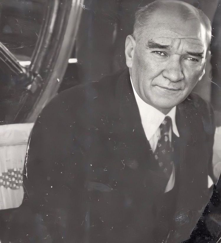 akzedef's tweet photo. Kalk gel artık kurban olayım kalk gel , ülkemizi mahvediyorlar  ne hale getiriyorlar bi bak , gel de tarih yazmaya devam et...🥺❤️ #MustafaKemalATATÜRK #AtatürküSevmeyenVatanHainidir ❤️🇹🇷 https://t.co/HC4BIBLS7L