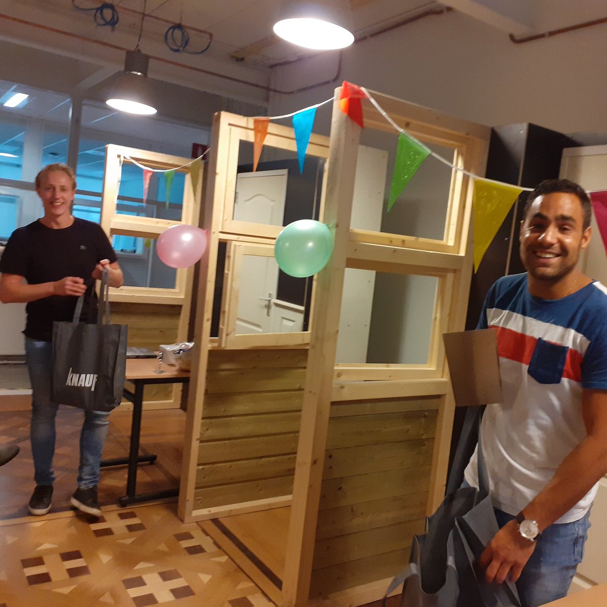 Meesterstuc's tweet photo. Vandaag diploma's uit mogen reiken namens #rocmn aan onder andere deze 2 toppers.
Een fantastisch resultaat ondanks de gemiste praktijk lessen. Super gedaan!
#leveranciers ook dit jaar weer bedankt voor het sponseren van de opleiding #stukadoor niveau 2 en 3
#knauf #tschippertje https://t.co/UGGSSLrk79