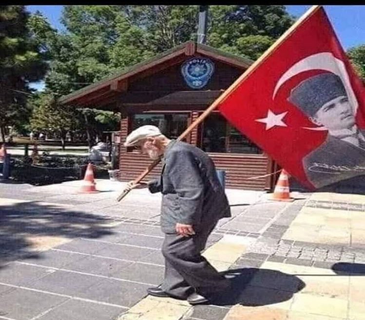 Bayrağı tutan o ellerinden ve kocaman yüreğinden öperim Dedem benim ❤️
#AtatürküÇokSeviyorum ❤️