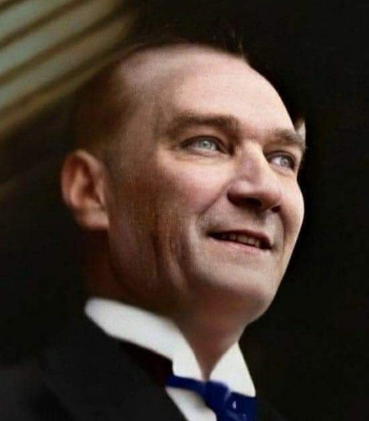 Fazla geldiyse sana hürriyet, cumhuriyet
Özlemini çekiyorsan saltanatın, ağalığın
Halâ anlamadıysan millet olmayı
Kul ol, köle kal.
Fetvasını bekle kendine hayrı olmayanların!
Unut tüm dediklerimi,
Yıkın diktiğiniz heykellerimi.

Gazi Mustafa Kemal Atatürk

#AtatürküÇokSeviyorum