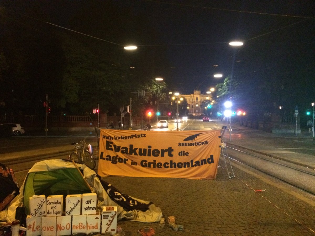 mfr_info's tweet photo. Seit 12 Stunden sind wir hier und es folgen noch weitere 12, in denen wir vor dem bayerischen Landtag fordern: Landesaufnahmeprogramm jetzt! #LeaveNoOneBehind https://t.co/5pe3QUxgln