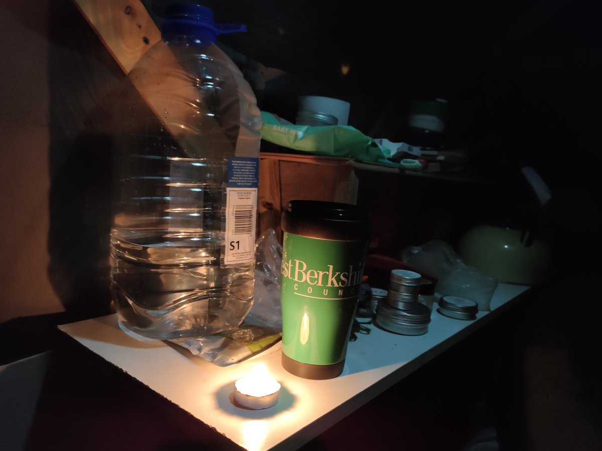 AnothervoiceWB's tweet photo. I maybe 55ft up a tree but I have my @WestBerkshire mug for my hot chocolate 😎 #StopHS #JonesHillWood https://t.co/iRU5UueZCr