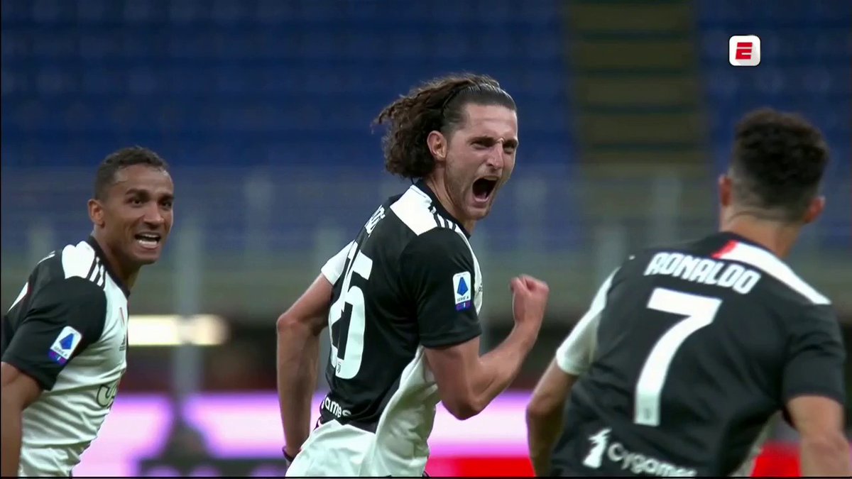SC_ESPN's tweet photo. ¡QUÉ PEDAZO DE GOL! Rabiot marcó el 1-0 vs. Milan en el inicio del ST en la #SerieAxESPN. https://t.co/vbx6qnkDYw
